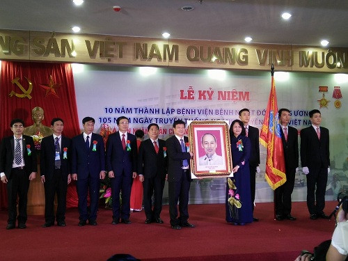 越南中央热带病医院荣获一级劳动勋章 ảnh 1