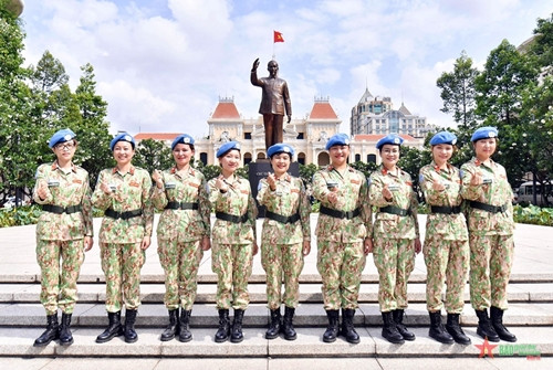 蓝色贝雷帽女军人自信满满 整装待发 ảnh 1