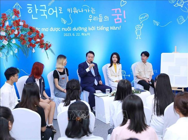 韩国总统尹锡悦造访河内国家大学 同大学生交谈 ảnh 2 韩国总统尹锡悦造访河内国家大学 同大学生交谈 ảnh 2