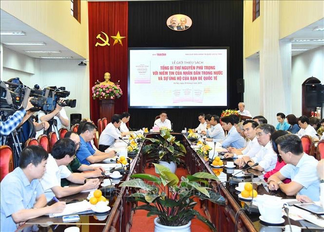 《阮富仲总书记与国内人民的信任和国际友人的支持》新书发布 ảnh 1 《阮富仲总书记与国内人民的信任和国际友人的支持》新书发布 ảnh 1