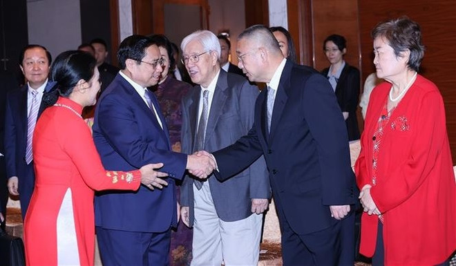 范明政总理与中国友好人士举行见面会 ảnh 1