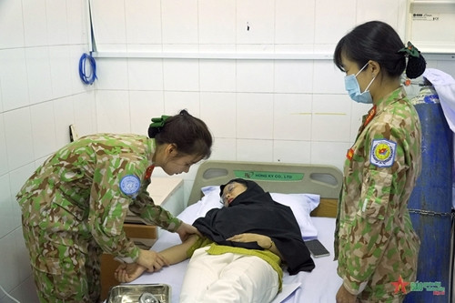 蓝色贝雷帽女军人自信满满 整装待发 ảnh 2