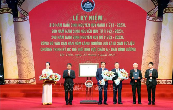 河静省对外公布被列入《世界记忆亚太地区名录》的长流村汉喃文献 ảnh 1 河静省对外公布被列入《世界记忆亚太地区名录》的长流村汉喃文献 ảnh 1