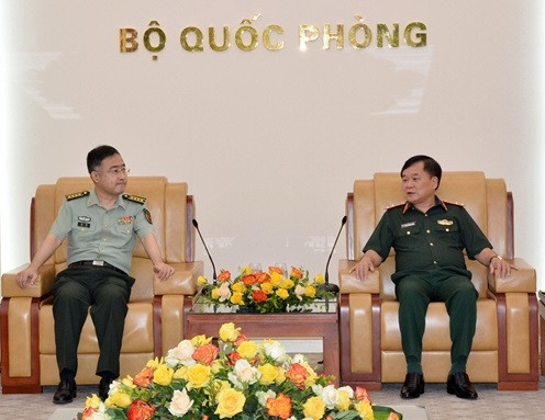 越南国防部副部长黄春战上将会见中国驻越国防武官 ảnh 1