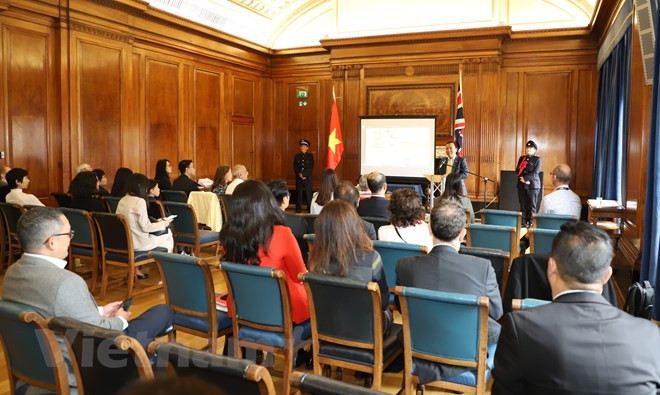 在英国诺丁汉市推介越南产品 ảnh 2 在英国诺丁汉市推介越南产品 ảnh 2