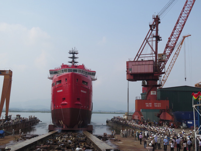 越南建造PSV3300油气服务船2#成功下水 ảnh 1