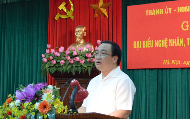 越南河内市委书记黄忠海会见首都河内150名手工艺人和工匠 ảnh 1 越南河内市委书记黄忠海会见首都河内150名手工艺人和工匠 ảnh 1