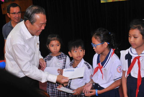 越南政府副总理张和平向胡志明市占族贫困学生颁发奖学金 ảnh 1 越南政府副总理张和平向胡志明市占族贫困学生颁发奖学金 ảnh 1