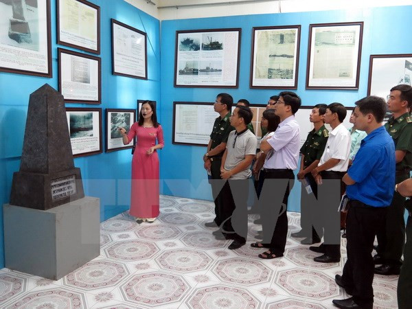 “黄沙与长沙两个群岛归属越南：历史证据与法律依据图片资料展”在山萝省举行 ảnh 1