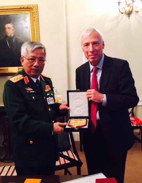 越英大力推进防务合作关系 ảnh 1