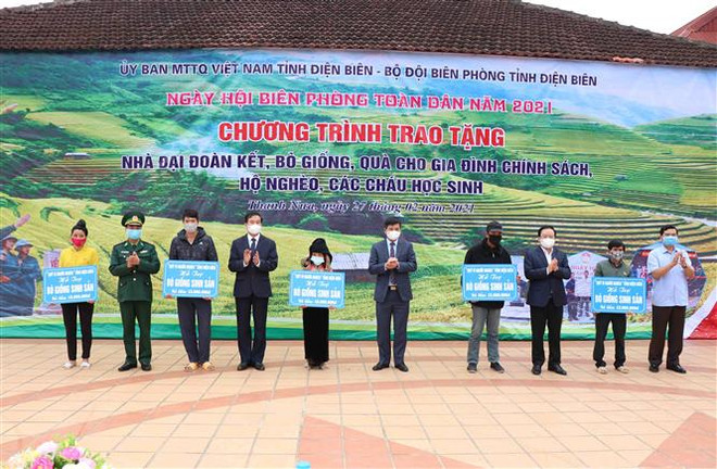 向边境地区贫困户、政策优抚家庭赠送“大团结房”和100多份礼物 ảnh 2