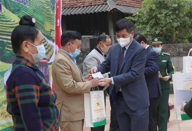 向边境地区贫困户、政策优抚家庭赠送“大团结房”和100多份礼物 ảnh 1