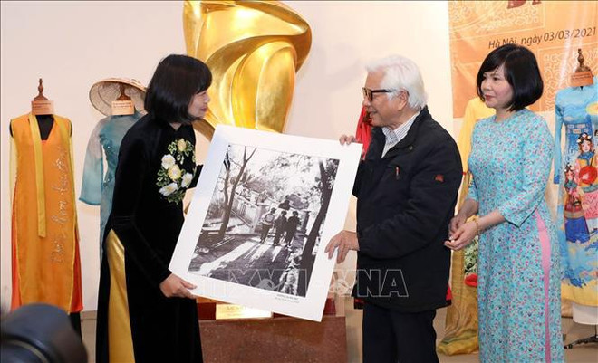 “记忆与遗产”主题资料、图片和实物捐赠仪式在越南妇女博物馆举行 ảnh 3 “记忆与遗产”主题资料、图片和实物捐赠仪式在越南妇女博物馆举行 ảnh 3