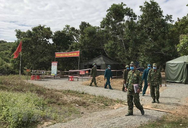 平阳省将非法入境的11名外国人驱逐出境 ảnh 1