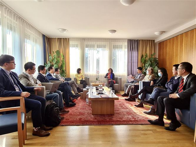 越南驻瑞士大使馆举行越瑞商业桥梁协会亮相仪式 ảnh 2 越南驻瑞士大使馆举行越瑞商业桥梁协会亮相仪式 ảnh 2