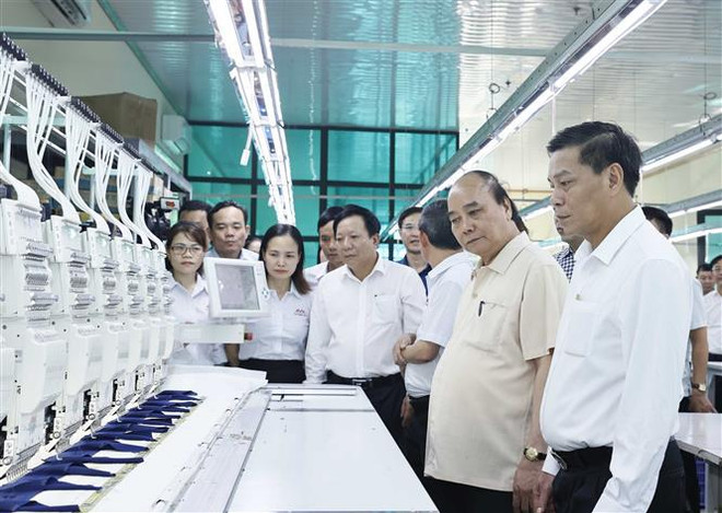 越南国家主席阮春福造访海防市高效的纺织服装经营生产模式 ảnh 1 越南国家主席阮春福造访海防市高效的纺织服装经营生产模式 ảnh 1