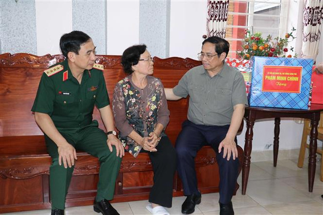 伤残军人与烈士日75周年:政府总理走访慰问芹苴市优抚家庭 ảnh 1 伤残军人与烈士日75周年:政府总理走访慰问芹苴市优抚家庭 ảnh 1