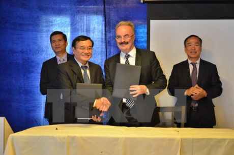 瑞士HTMI国际酒店旅游管理学院与岘港市东亚大学开展合作 ảnh 1