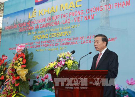 题为“柬—老—越公安部携手打击犯罪”的展览会在河内举行 ảnh 1 题为“柬—老—越公安部携手打击犯罪”的展览会在河内举行 ảnh 1
