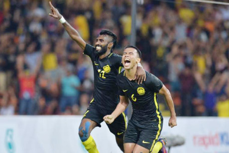 第29届东南亚运动会男足比赛:马来西亚队和缅甸队分别战胜新加坡队和老挝队 ảnh 1 第29届东南亚运动会男足比赛:马来西亚队和缅甸队分别战胜新加坡队和老挝队 ảnh 1