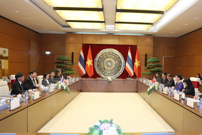 越南国会主席阮氏金银与泰国国家立法议会议长蓬佩举行会谈 ảnh 1