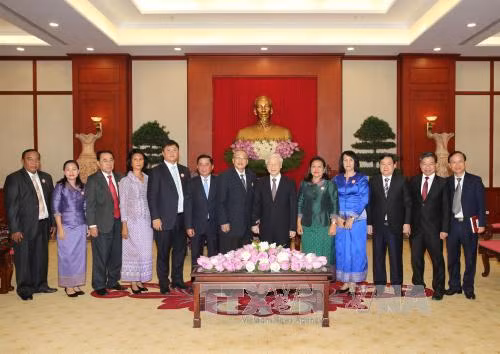 越共中央总书记阮富仲会见柬埔寨人民党中央监察委员会代表团 ảnh 2