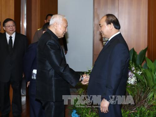 越南政府总理阮春福会见泰国枢密院主席和国家立法议会主席 ảnh 1