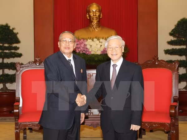 越共中央总书记阮富仲会见柬埔寨人民党中央监察委员会代表团 ảnh 1