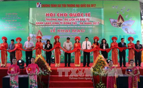 2017年岘港国际东西经济走廊贸易与旅游投资展览会正式开幕 ảnh 1