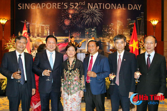 新加坡驻越南大使举行国庆招待会 ảnh 2
