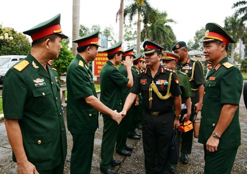 外国驻越国防武官走访炮兵军官学校 ảnh 1 外国驻越国防武官走访炮兵军官学校 ảnh 1