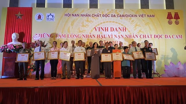 越南表彰致力于橙毒剂受害者模范代表 ảnh 1