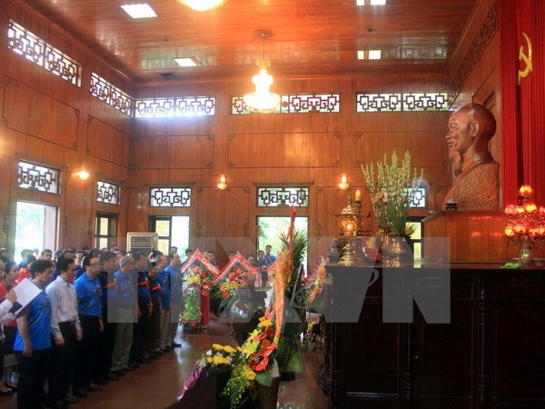 越老两国中央对外部工作代表团敬香缅怀胡志明主席 ảnh 1 越老两国中央对外部工作代表团敬香缅怀胡志明主席 ảnh 1