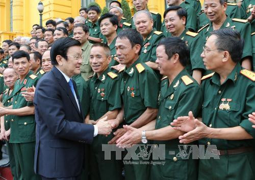 伤残军人与烈士日68周年:张晋创主席亲切会见二号军区老战士 ảnh 1 伤残军人与烈士日68周年:张晋创主席亲切会见二号军区老战士 ảnh 1