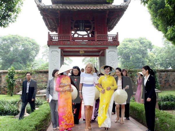 美国副总统夫人吉尔•拜登参观越南文庙国子监 ảnh 1 美国副总统夫人吉尔•拜登参观越南文庙国子监 ảnh 1
