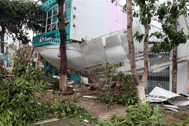 阮春福总理要求立即帮助灾民开展灾后重建工作 ảnh 1