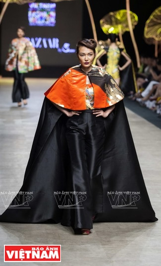 东西时装大放异彩(组图) ảnh 10 东西时装大放异彩(组图) ảnh 10