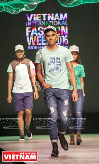 东西时装大放异彩(组图) ảnh 16 东西时装大放异彩(组图) ảnh 16