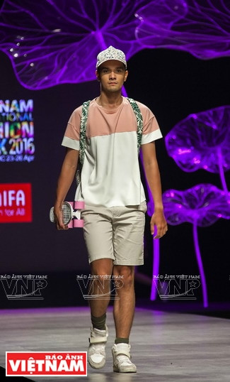 东西时装大放异彩(组图) ảnh 19 东西时装大放异彩(组图) ảnh 19