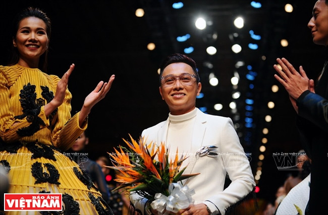 东西时装大放异彩(组图) ảnh 2 东西时装大放异彩(组图) ảnh 2