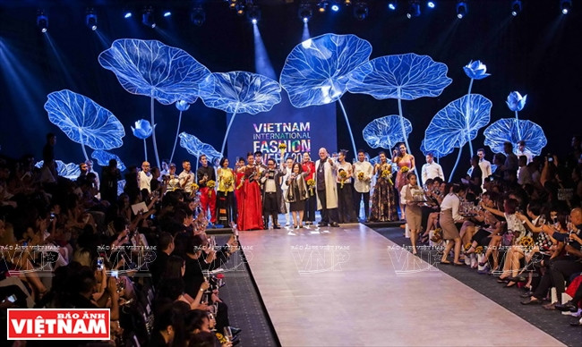 东西时装大放异彩(组图) ảnh 1 东西时装大放异彩(组图) ảnh 1