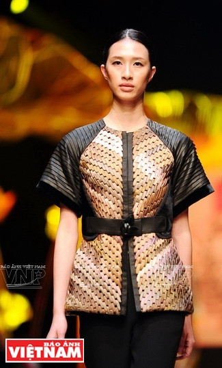 东西时装大放异彩(组图) ảnh 3 东西时装大放异彩(组图) ảnh 3