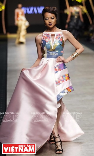 东西时装大放异彩(组图) ảnh 9 东西时装大放异彩(组图) ảnh 9