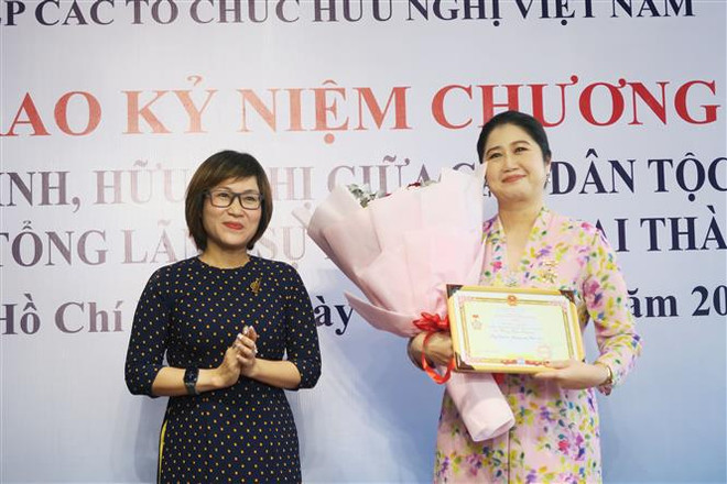 越南向马来西亚驻胡志明市总领事授予“致力于各民族和平与友谊”纪念章 ảnh 1 越南向马来西亚驻胡志明市总领事授予“致力于各民族和平与友谊”纪念章 ảnh 1