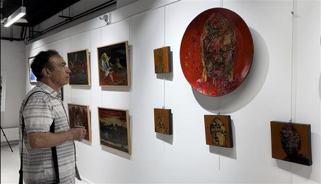 越南传统材料上作画亮相法国首都巴黎 ảnh 2