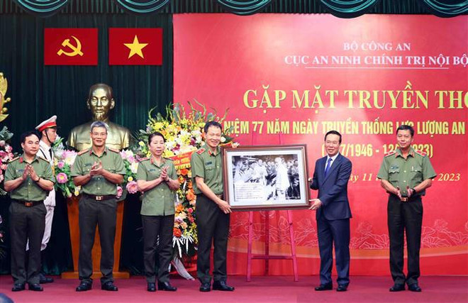 越南国家主席视察公安部内部政治安全局 ảnh 1 越南国家主席视察公安部内部政治安全局 ảnh 1