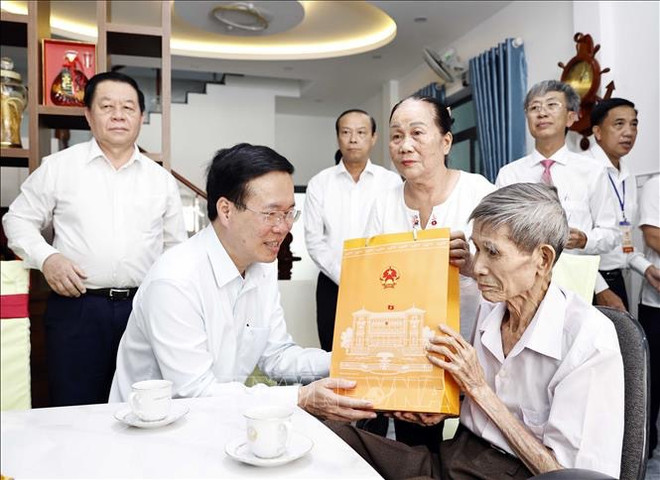 越南伤残军人与烈士日76周年:国家主席武文赏在巴地头顿省昆岛县出席系列纪念活动 ảnh 4 越南伤残军人与烈士日76周年:国家主席武文赏在巴地头顿省昆岛县出席系列纪念活动 ảnh 4