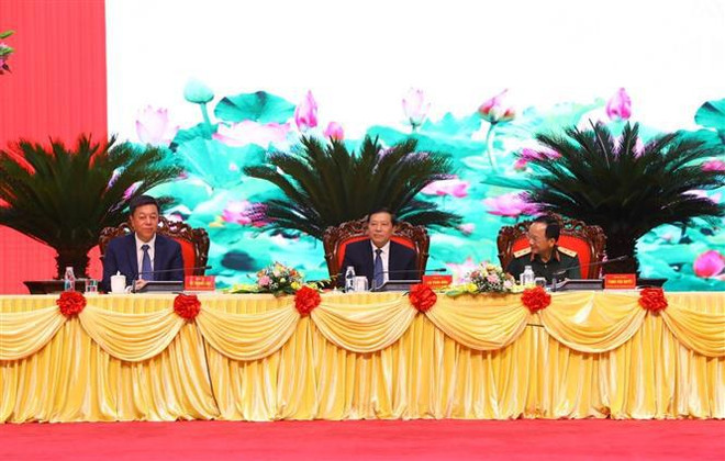 越共中央总书记阮富仲关于军事路线和国防战略的书籍正式出版发行 ảnh 1 越共中央总书记阮富仲关于军事路线和国防战略的书籍正式出版发行 ảnh 1