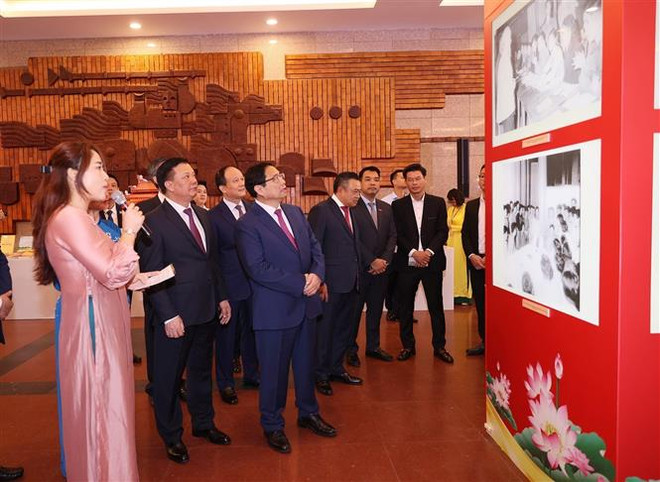 越南政府总理范明政出席2023年“首都优秀公民”及“好人好事”表彰大会 ảnh 3