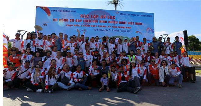 “越南最大规模动力滑翔伞编队”纪录确立 ảnh 2